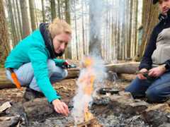 Vier Anfänger lernen das Überleben im Wald wie bei „7 vs. Wild“