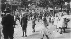 Nicht zu überhören sind die "160er" bei ihren Märschen rund um die Ermekeilkaserne - für die Kinder eine Attraktion.