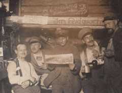 Gehaltvoller Gruß aus Bonn: Soldaten an der Ostfront freuen sich im Feldquartier über den General-Anzeiger. Auch Wein und Tabak scheinen den Geschmack zu treffen.