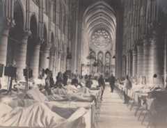 Genesen in Gotik: Die berühmte Kathedrale von Laon wurde erst als Pferdestall, dann als Lazarett genutzt. Die Aufnahme stammt aus dem Jahr 1917 und wurde als Feldpostkarte nach Bonn geschickt.