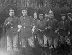 Die Pickelhaube sitzt ein wenig schief, das verrät den Künstler. August Macke und Michel Horster scheint das Soldatenleben jedenfalls deutlich weniger anhaben zu können als den anderen Kameraden.