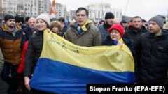 Former Odesa Governor Mikheil Saakashvili (center) walks with protesters in downtown Kyiv on December 5.
