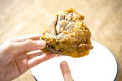 裏返して、もうひとつの骨にあたる背骨の位置を確認します