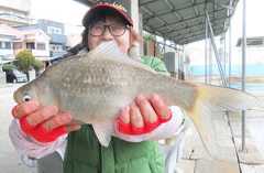 「上品」な引きを堪能した峰松さん。釣った美形ヘラブナを手に笑顔