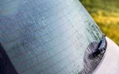 為何汽車後方擋風玻璃上有橘色的線條?