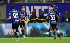epa11574116 Inter Milans Nicolo Barella (2L) jubilates with his teammates after scoring the 2-0 lead during the Italian Serie A soccer match between Fc Inter and Atalanta at Giuseppe Meazza stadium in Milan, Italy, 30 August 2024. EPA-EFE/MATTEO BAZZI