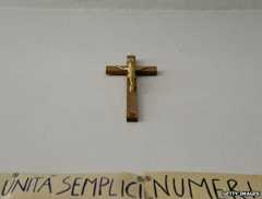 Latin banner reading "units, simple, numbers" under a crucifix in an Italian classroom