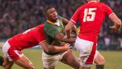 Warrick Gelant of South Africa is challenged by two Wales players
