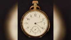 The pocket watch face which is stuck on the time 2:20am.