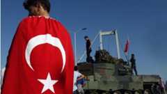 Man draped in Turkish flag near military vehicle in Istanbul (16/07/16)
