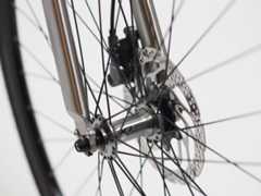 雨に強いディスクブレーキ搭載 自転車通勤者にはうれしい装備 充電がほぼ不要な電動アシスト自転車「NUA ELECTRICA」