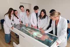 Študenti medicíny v Martine spoznávajú telo bez skalpela na virtuálnom pitevnom stole