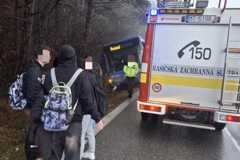 V Turci havaroval autobus, hasiči hlásili ľahké zranenia