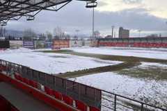 Sneh, voda aj blato. Druholigista robil s ihriskom čo sa dalo, rozhodca stretnutie odložil