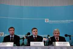 SPP's Bernd Wagner (left), Prime Minister Robert Fico and Economy Minister Ľubomír Jahnátek (right).