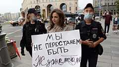 Полиция задерживает участницу одиночного пикета за права журналистов.