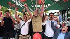 Сторонники СДПГ радуются результатам своей партии на выборах.