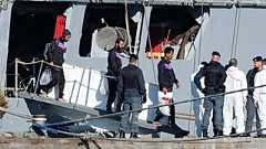 Мигранты высаживаются с корабля итальянских ВМС Libra в порту Шенджин, Албания, 8 ноября 2024 года