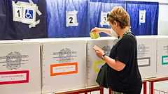 Женщина-избиратель голосует, Милан, Италия, 12 июня 2022 года