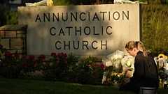 Импровизированный мемориал в католической церкви Благовещения после стрельбы в школе, 28 августа 2025 года, в Миннеаполисе, США