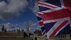 Юнион Джек перед зданием парламента в Лондоне 1 сентября 2025 года.