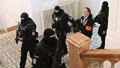 Юрай Цинтула конвоируется в Специализированный уголовный суд в Банска-Быстрице, 21 октября 2025 года