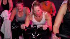 Frauen in einer Cycling-Klasse