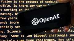 Das Foto zeigt das OpenAI-Logo auf einem Smartphone vor einem Bildschirm, der einen Teil der Unternehmenswebsite zeigt. Aufgenommen am 21. November 2023 in New York.