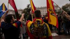Des partisans d'extrême droite brandissent des drapeaux espagnols pré-constitutionnels lors d'un rassemblement à Madrid, le 20 novembre 2016.