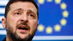 Le président ukrainien Volodymyr Zelenskyy s'exprime lors d'une conférence de presse au sommet de l'UE à Bruxelles, le 23 octobre 2025.