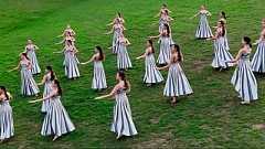 Les prêtresses dansent sur le site archéologique d'Olympie lors d'une répétition.