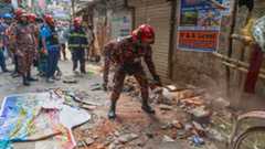 Un secouriste déblaye des débris après un tremblement de terre à Dacca, au Bangladesh.