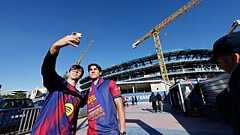 Des supporters se tiennent devant le stade Camp Nou rénové avant le match de Liga entre Barcelone et l’Athletic, à Barcelone, en Espagne, samedi