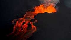 Sur cette photo prise le 10 juin 2018, la lave du volcan Kilauea continue de jaillir d'une fissure et forme une rivière de lave s'écoulant vers Kapoho, à Pahoa, Hawaï.