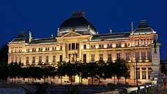 Le bâtiment principal de l'université Lyon II illuminé la nuit, Lyon.