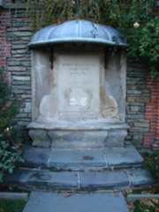 Larger memorial image loading...