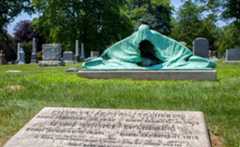 Larger memorial image loading...