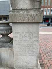 Larger memorial image loading...