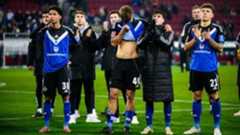 Augsburg siegt 1:0 gegen HSV – Hamburger nur noch zwei Punkte vor Relegationsplatz 22.11.2025, Bayern, Augsburg: Fußball: Bundesliga, FC Augsburg - Hamburger SV, 11. Spieltag, WWK-Arena. Alexander Rössing-Lelesiit (Hamburger SV), Luka Vu·kovic (Hamburger SV) und Nicolai Remberg (Hamburger SV) bedanken sich nach dem Spiel bei den Fans für die Unterstützung und reagieren unzufrieden. Foto: Tom Weller/dpa - WICHTIGER HINWEIS: Gemäß den Vorgaben der DFL Deutsche Fußball Liga bzw. des DFB Deutscher Fußball-Bund ist es untersagt, in dem Stadion und/oder vom Spiel angefertigte Fotoaufnahmen in Form von Sequenzbildern und/oder videoähnlichen Fotostrecken zu verwerten bzw. verwerten zu lassen. +++ dpa-Bildfunk +++