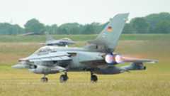 Luftwaffe übt über Schleswig-Holstein wieder Tiefflüge <p>Ein Tornado der Bundeswehr startet während des Nato-Luftwaffen-Manövers "Tiger Meet" auf dem Flugfeld des taktischen Luftwaffengeschwaders 51 «Immelmann». Rund 60 Kampfjets und Hubschrauber aus elf Nato-Staaten sowie der Schweiz und Österreich nehmen an dem internationalen Luftwaffen-Manöver «Tiger Meet» im schleswig-holsteinischen Jagel teil. (zu dpa: «Luftwaffe übt über Schleswig-Holstein wieder Tiefflüge»)</p>