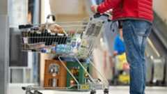 Neue Daten: Inflation dürfte über zwei Prozent bleiben <p>Ein Mann steht vor einem Supermarkt mit einem vollen Einkaufskorb. (zu dpa: «Neue Daten: Inflation dürfte über zwei Prozent bleiben»)</p>