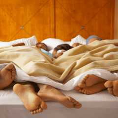 【あなたの寝相は大丈夫!?】股関節の歪みをもたらす「NG寝相」と寝たままできる簡単ストレッチ