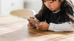 13歳未満にスマホは早すぎる?―最新研究が示す深刻な子供へのリスクと親が今すぐできる4つの対策