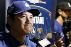 報道陣の取材に応じるドジャース・大谷=トロント(共同)