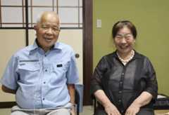 医療保護入院させられた江口実さん(左)。右は妻の富子さん=2025年7月、富山市