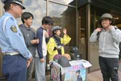 合同キャンペーンで自転車用の帽子型ヘルメットを着用する学生=つくば市天久保