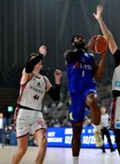 【青森ワッツ-熊本ヴォルターズ】第1クオーター、青森ワッツのケリー(1)が厳しいマークの中シュートを決め、14-24に=カクヒログループスーパーアリーナ