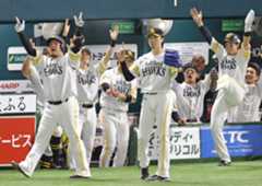 2回、3ランを放ちポーズを決めるソフトバンク・山川(左端)。中央は上沢=みずほペイペイドーム