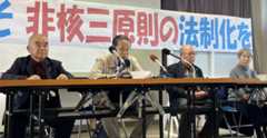 非核三原則の法制化を求めるアピール文を発表した被爆者4団体の代表=長崎市岡町、長崎原爆被災者協議会