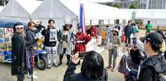 外国や日本の文化をPRするイベントが繰り広げられ、来場者が記念撮影を楽しんだ=山形市・やまぎん県民ホール前